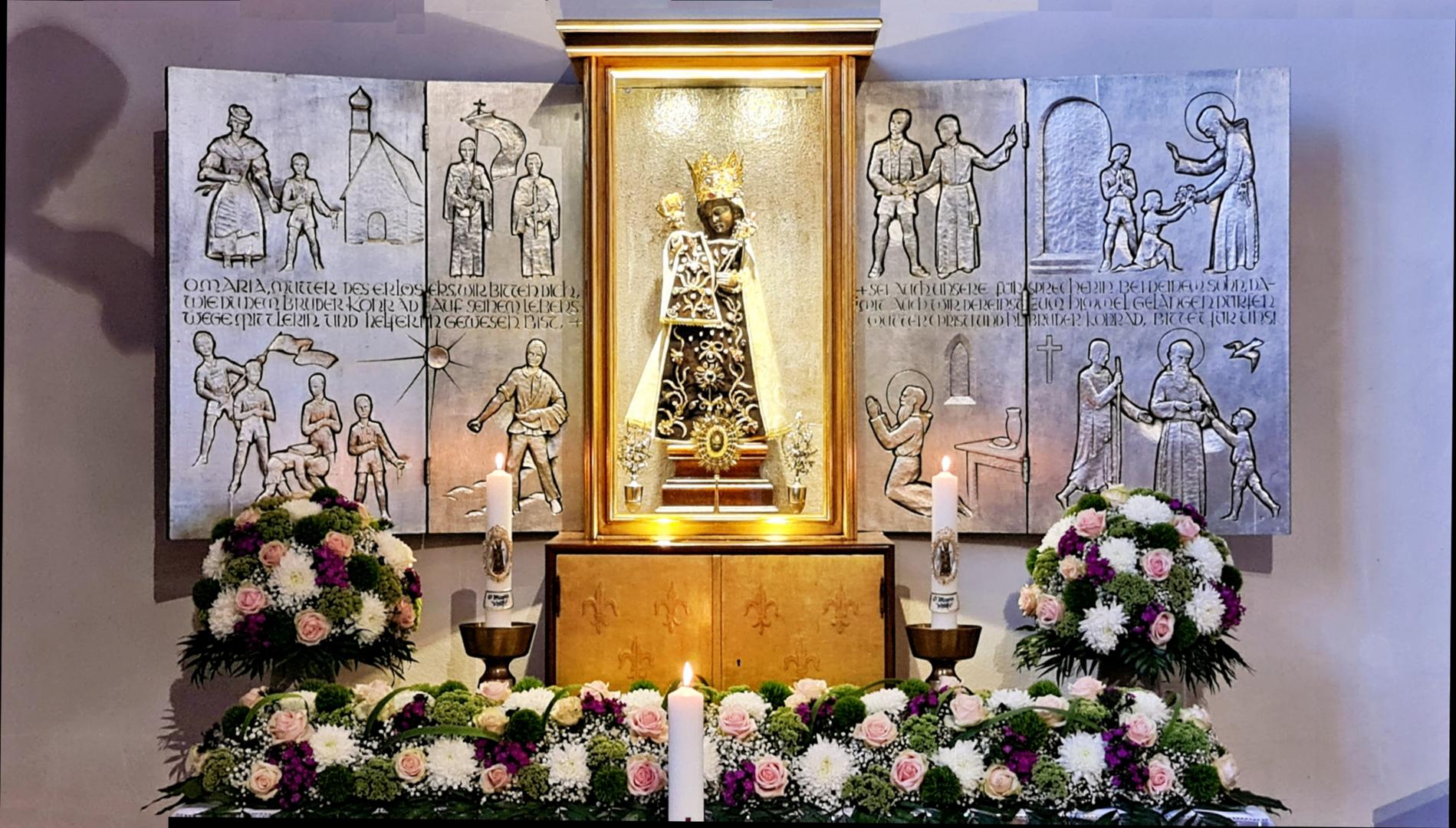 schwarze Madonna im Schrein, links und rechts Flügel mit Szenen aus dem Leben des Bruders Konrad (c) PW schwarze Madonna im Schrein, links und rechts Flügel mit Szenen aus dem Leben des Bruders Konrad