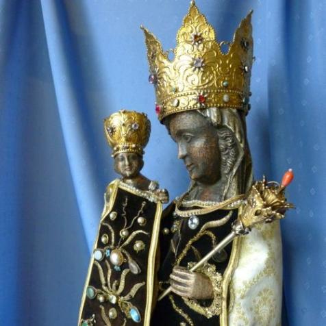 die schwarze Madonna vor einem blauen Hintergrund