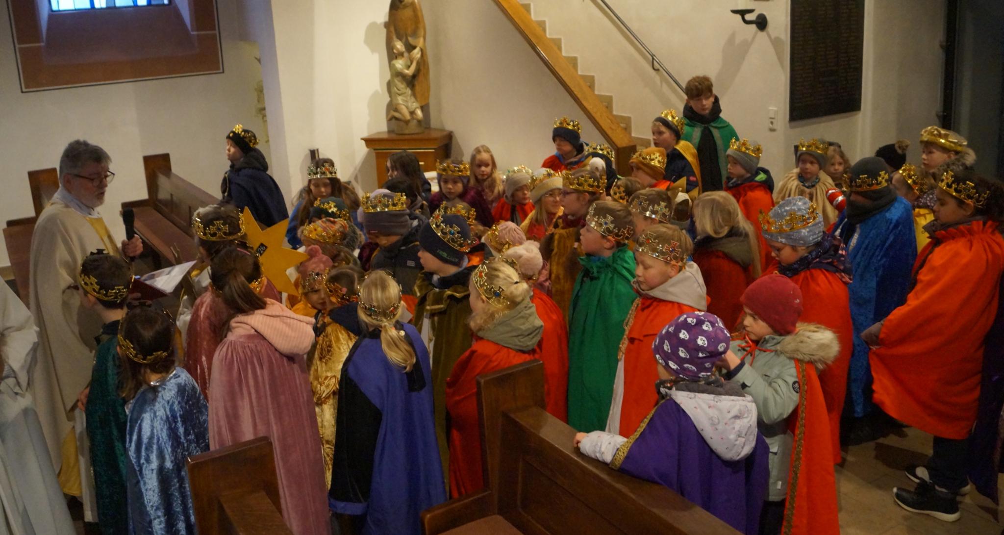 Pfarrer Werle dankt den Sternsingerinnen und Sternsinger