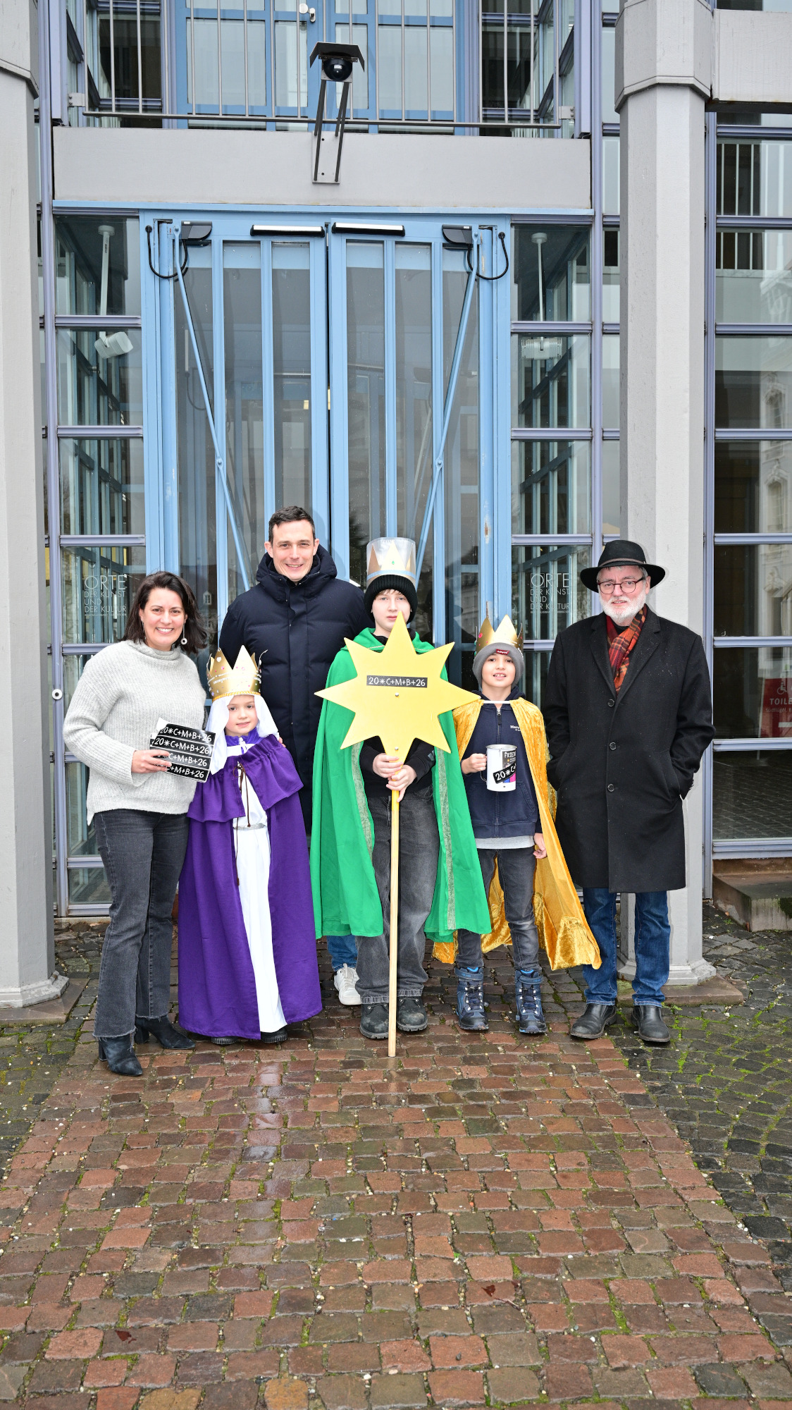 Sternsinger vor dem Schloss in Saarbrücken mit Rigionalverbandsdirektorin Dr. Carolin Lehberger