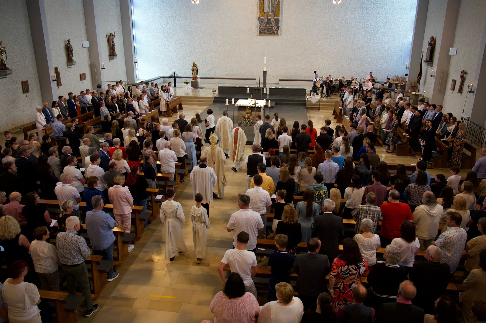 Einzug in die vollbesetzte Kirche