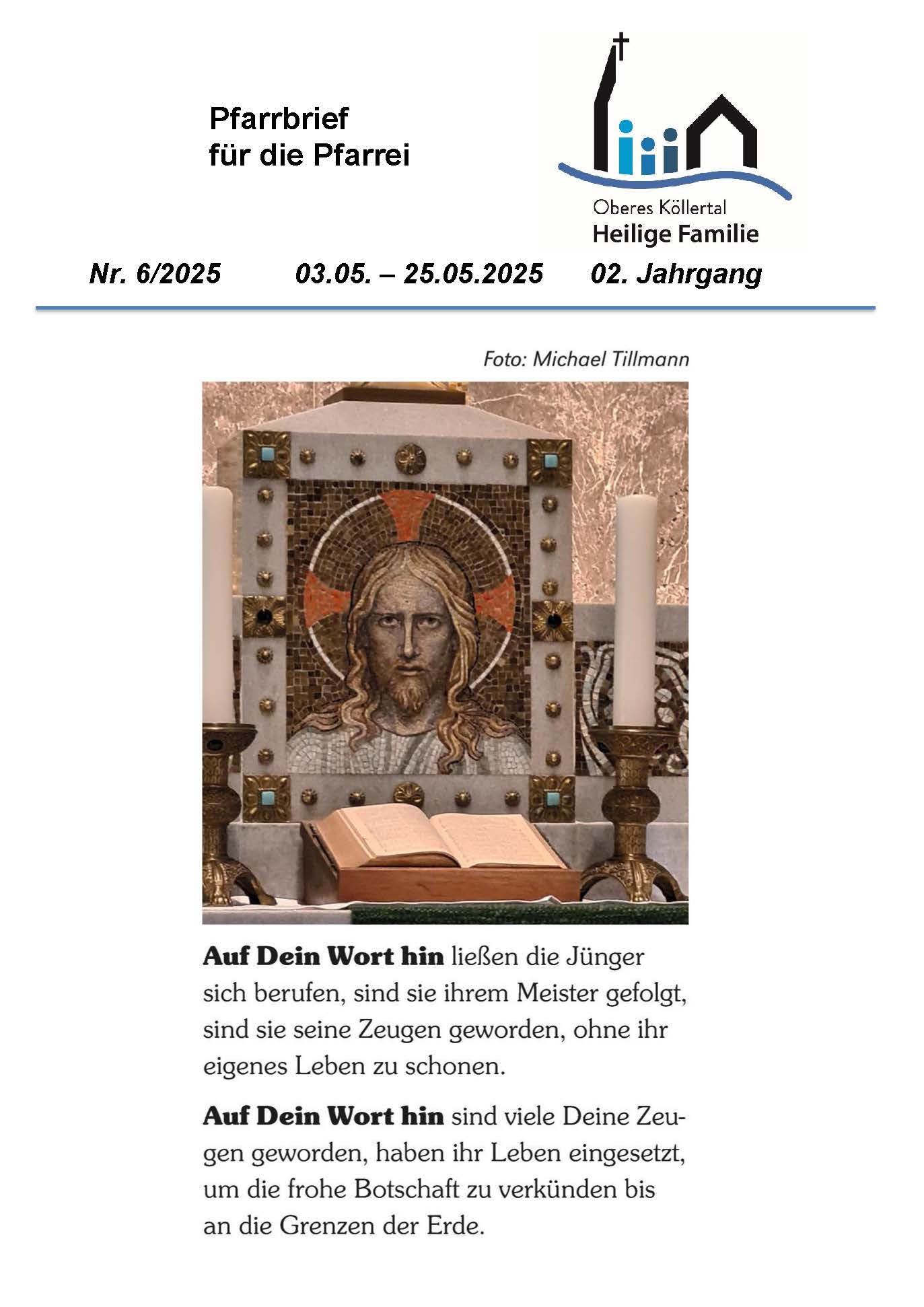 Jesusikone, davor zwei Kerzenleuchter und ein aufgeschlagenes Buch