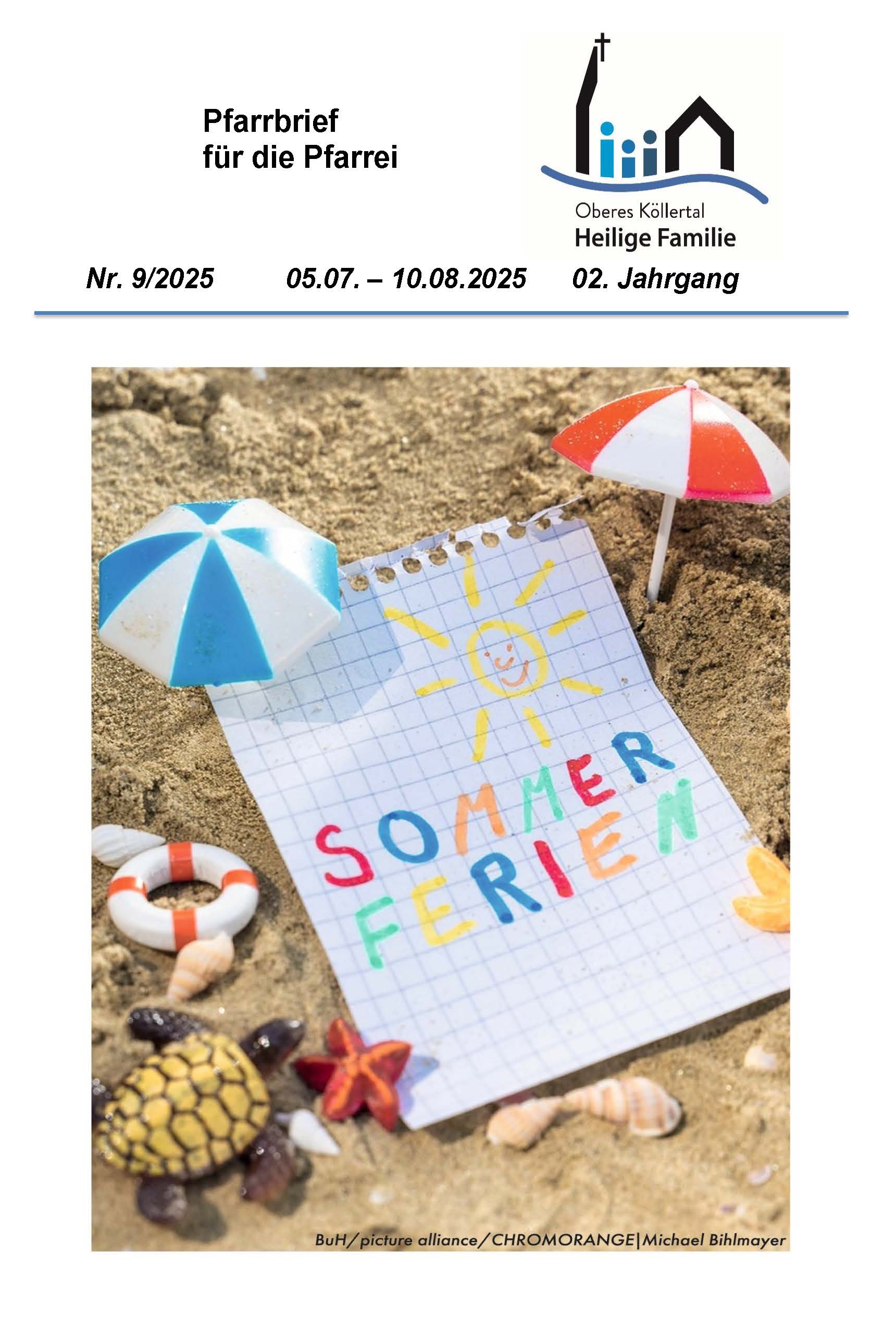 ein Strandbild mit Sonnenschirmen und Muscheln