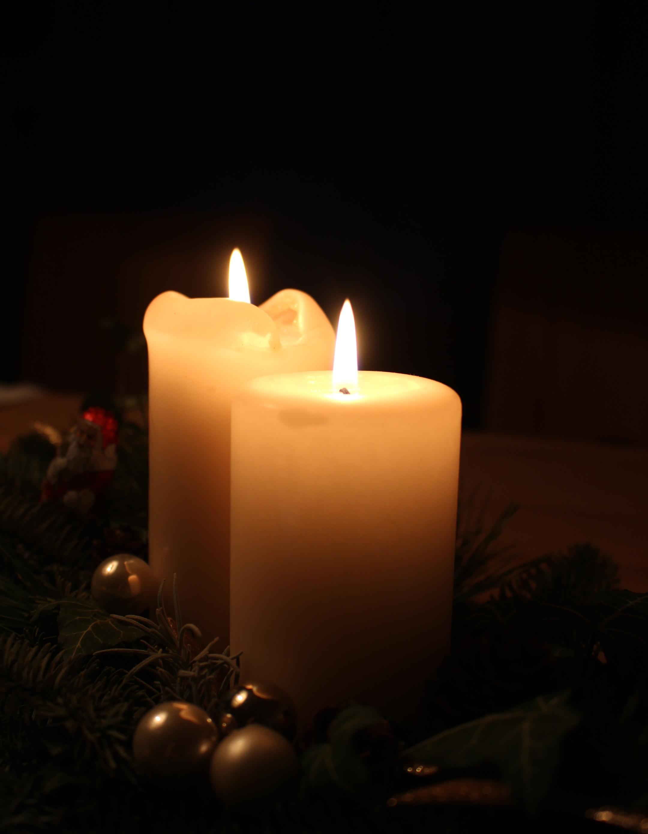 zwei brennende Kerzen, kleine Kugeln auf dem Tisch (c) k-h. zwei brennende Kerzen, kleine Kugeln auf dem Tisch