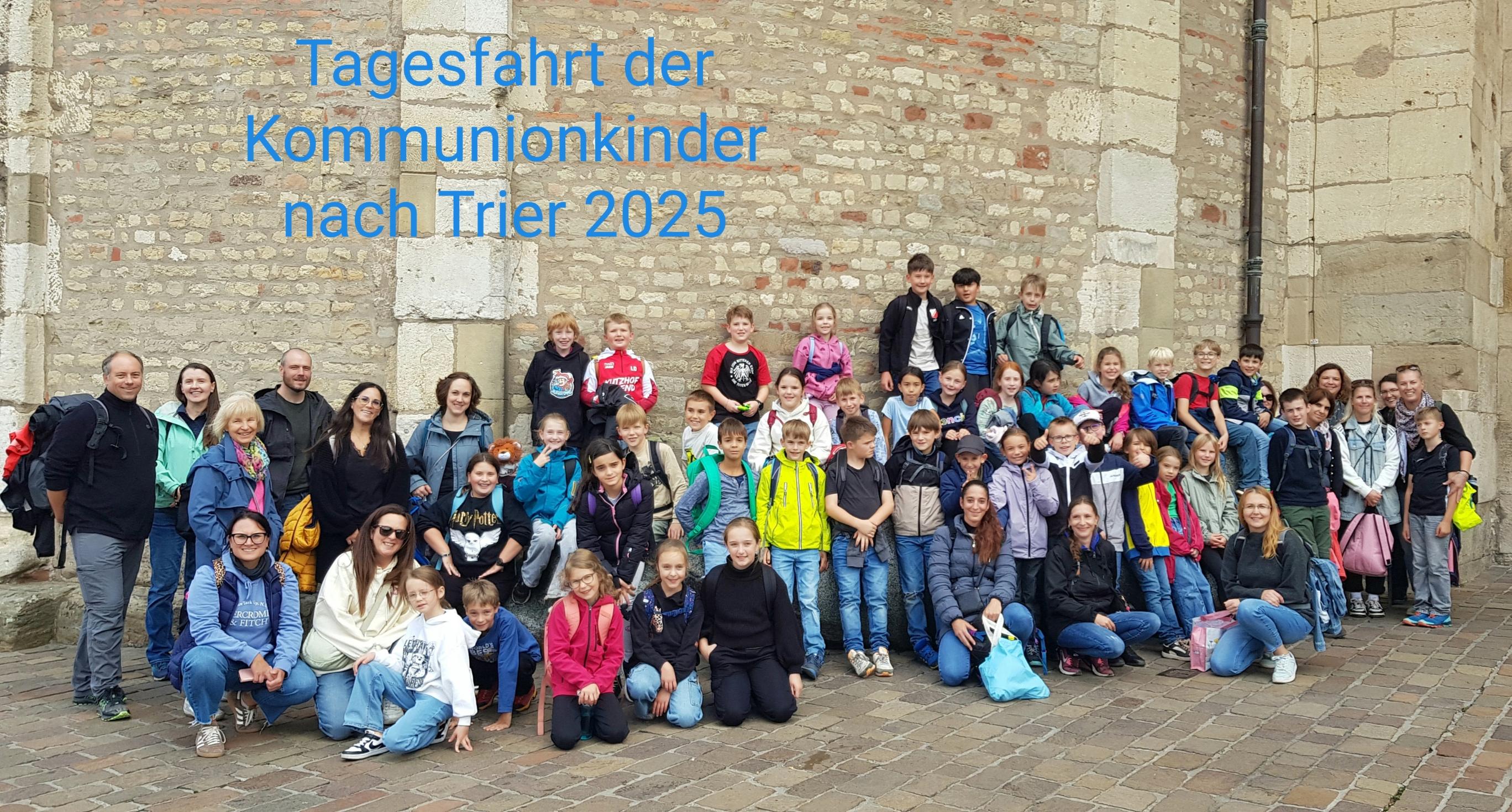 Kommunionkinder mit ihren Betreuern vor dem Dom in Trier