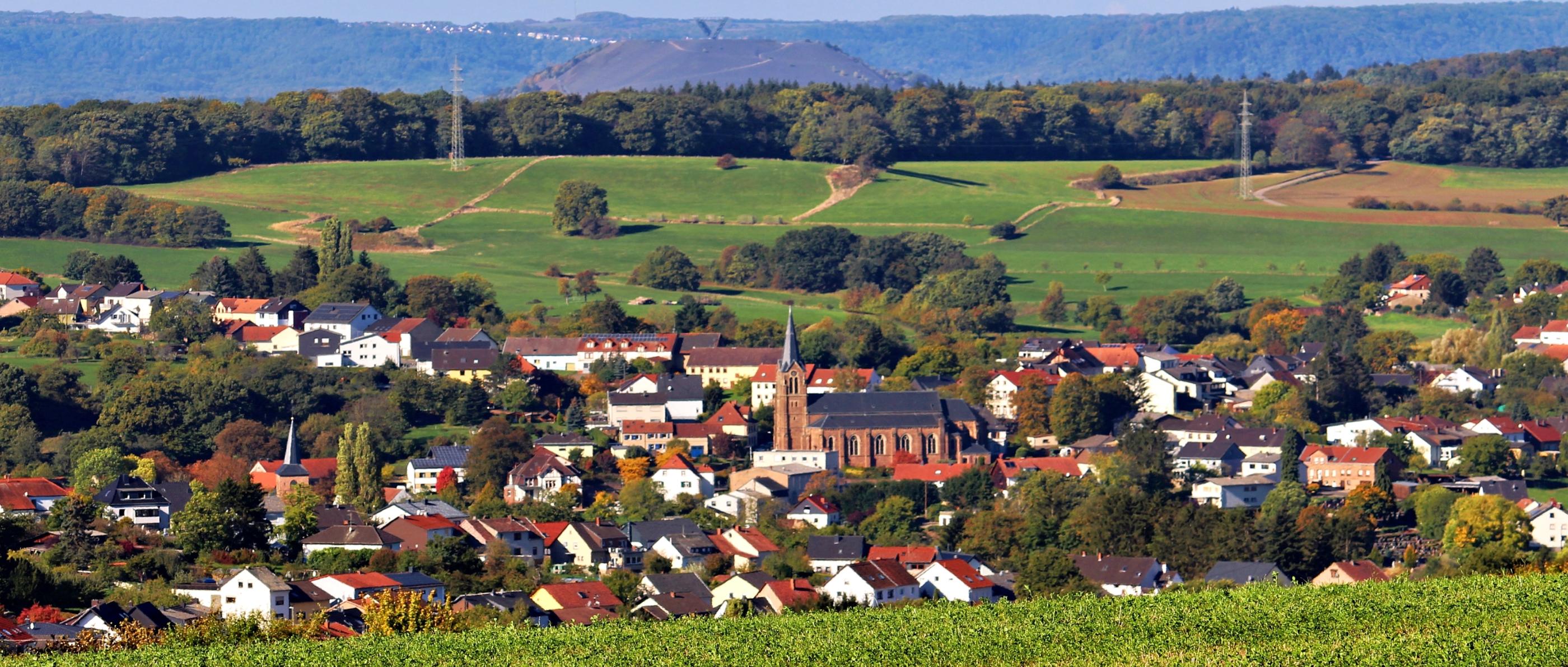 Blick auf die Gemeinde Köllerbach, im Hintergrund Saarpolygon
