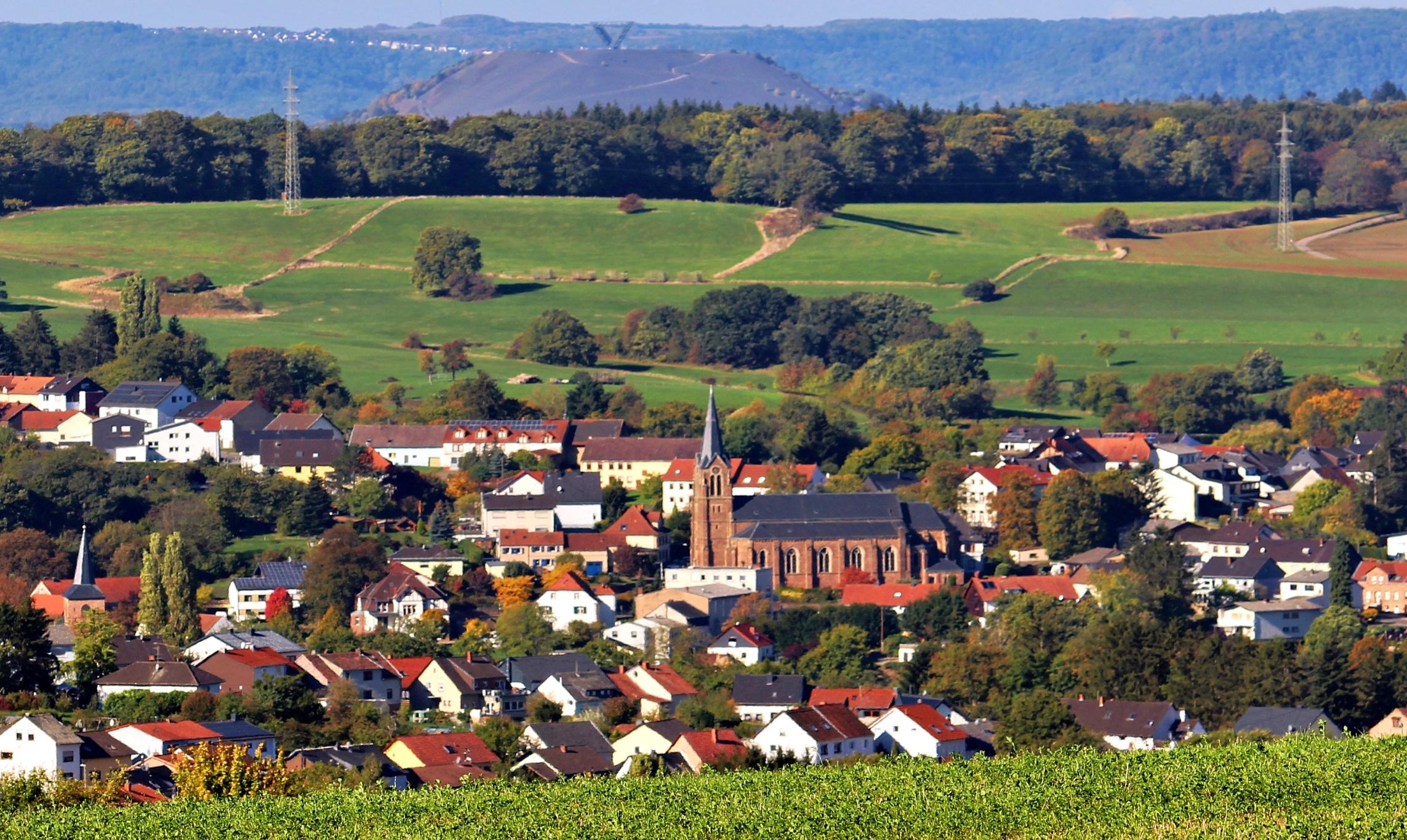 Blick auf die Gemeinde Köllerbach, im Hintergrund Saarpolygon
