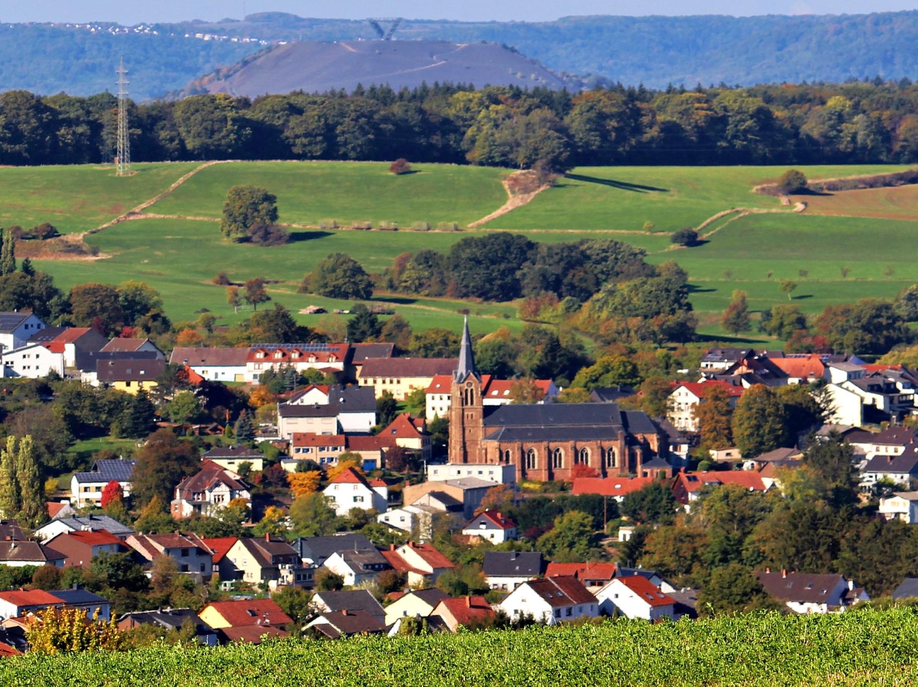 Blick auf die Gemeinde Köllerbach, im Hintergrund Saarpolygon