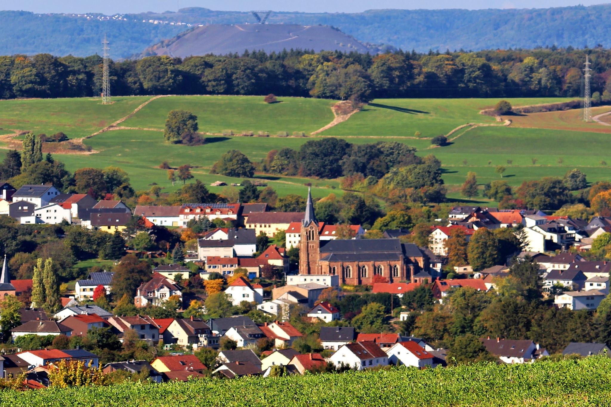 Blick auf die Gemeinde Köllerbach, im Hintergrund Saarpolygon