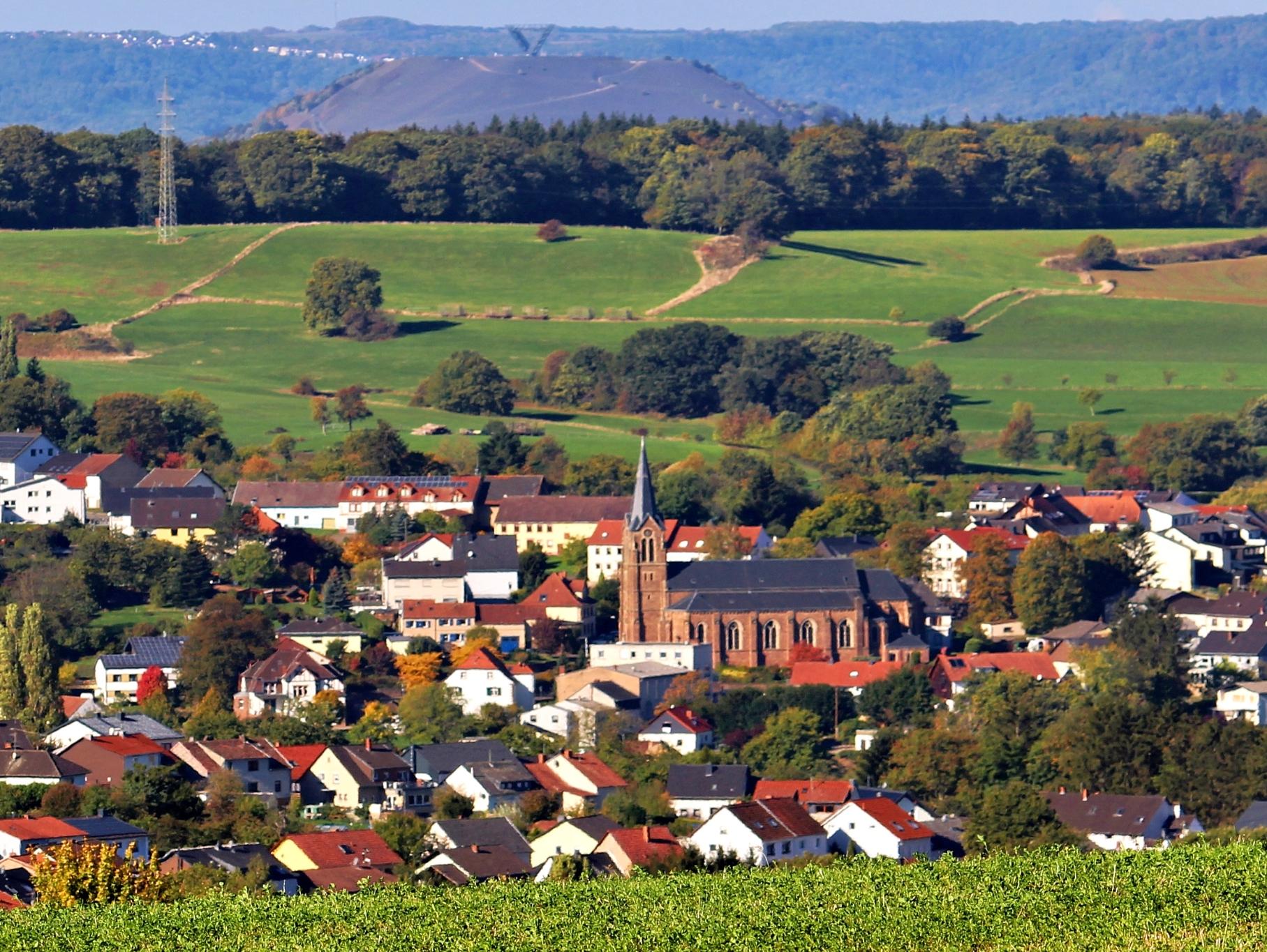 Blick auf die Gemeinde Köllerbach, im Hintergrund Saarpolygon