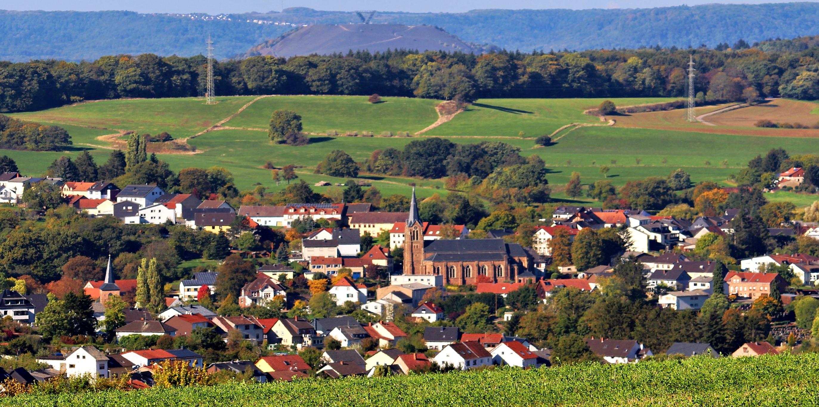 Blick auf die Gemeinde Köllerbach, im Hintergrund Saarpolygon