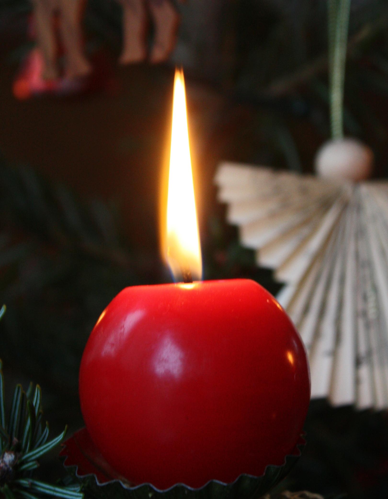 leuchtende Kugelkerze und ein Papierengel (c) k-h. leuchtende Kugelkerze und ein Papierengel