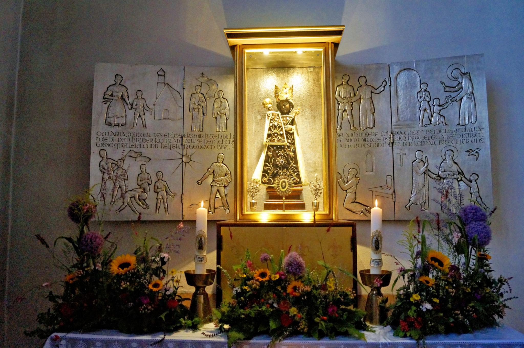 mit Sonnenblumen geschmückter Marienaltar