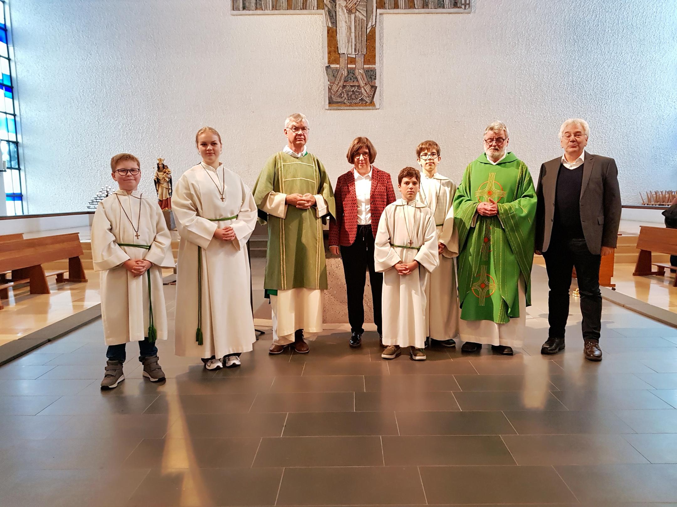 in der Mitte Frau Kern, rechts Pfarrer Franz-Josef Werle