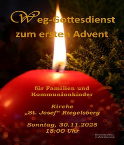 brenndende rote Kugelkerze vor Tannen