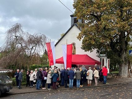 Wendalinusfest (c) Kapellenverein Begegnung vor der Kapelle