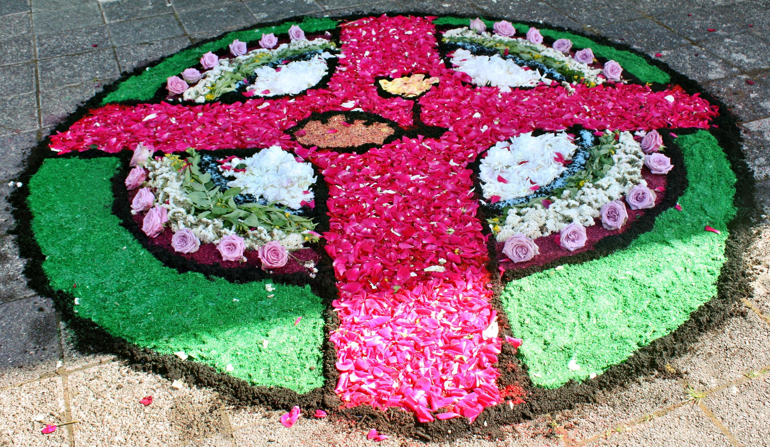 Blumenteppich, Kreuz mit Kranz und Brot und Kelch