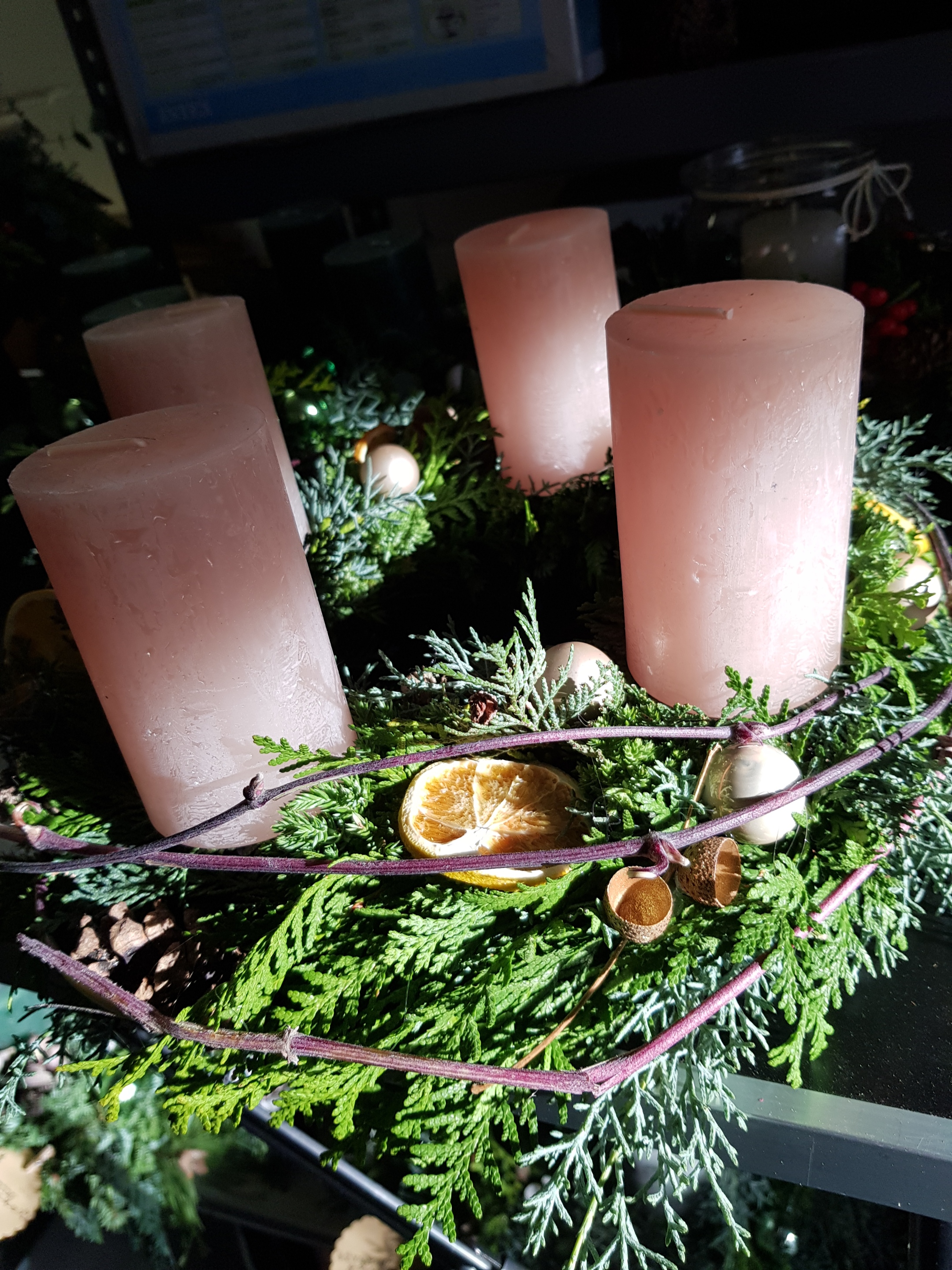 geschmückter Adventskranz mit rosa Kerzen (c) k-h. geschmückter Adventskranz mit rosa Kerzen