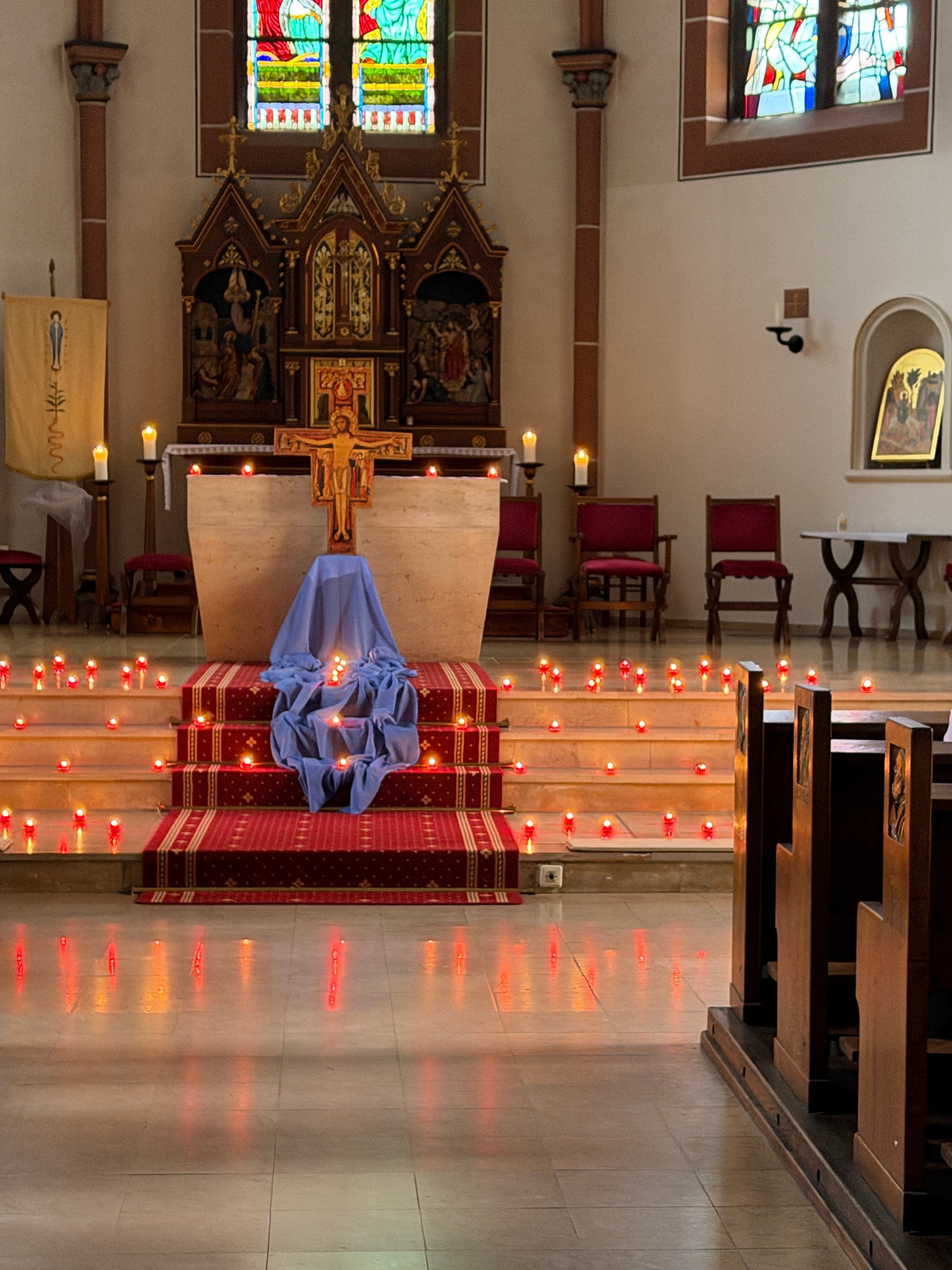 Taize-Gebet_2026_09_30 (c) k-h. zum Taizé-Gebet, Kreuz und kleine Lichter im Altarraum